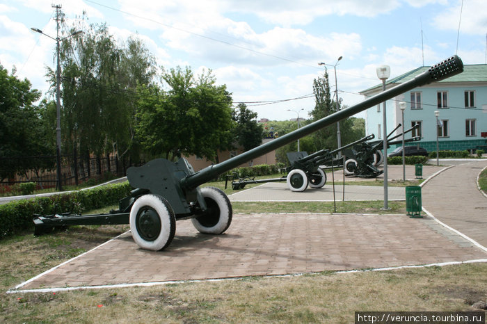 Военная техника рядом с музеем. Саранск, Россия