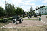 Военная техника рядом с музеем.
