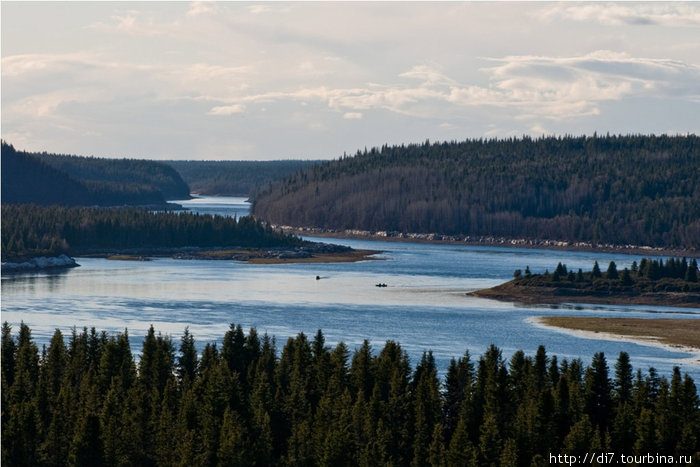 Река Варзуга-вид от школы вверх по иечению Республика Карелия, Россия