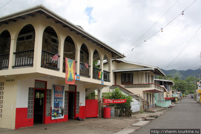 На главной улице поселка Виктория Виктория, Гренада