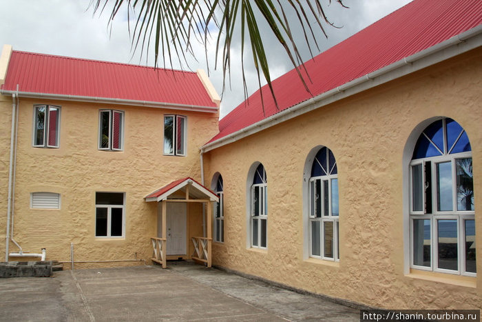Во дворе англиканской церкви Виктория, Гренада
