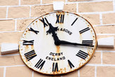 Часы на англиканской церкви были сделаны в Англии, но все равно не работают