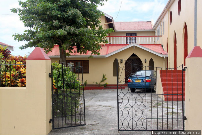 Вход в дом священника англиканской церкви Виктория, Гренада