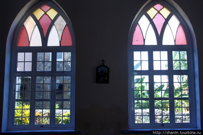 Окна церкви Святого Петра Гояве, Гренада