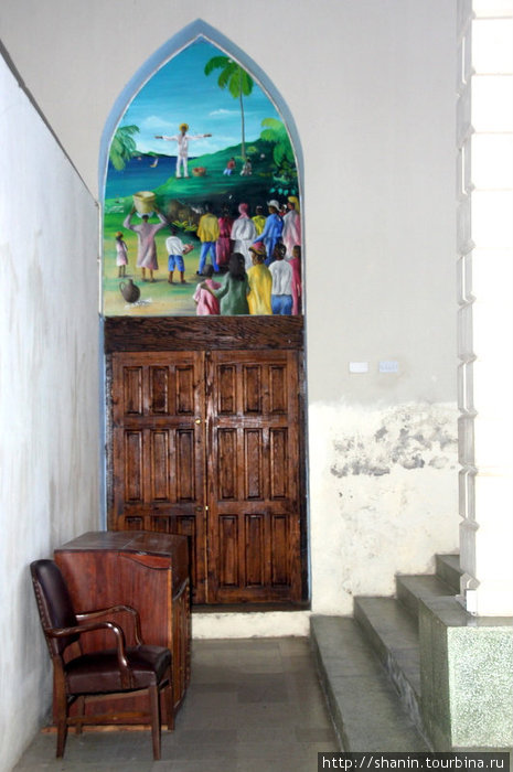 Дверь в церкви Святого Петра Гояве, Гренада