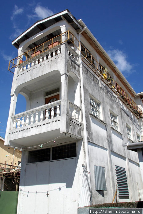 Трехэтажный дом — во вьетнамском стиле (с узким фасадом) Гояве, Гренада