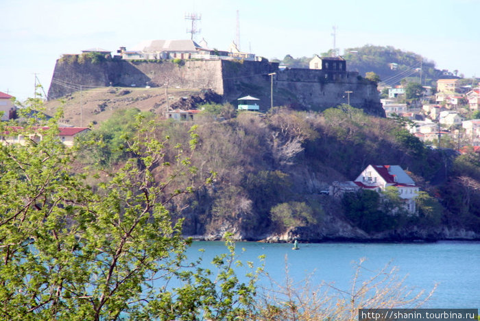 Форт стоит у входа в бухту Сент-Джорджес, Гренада