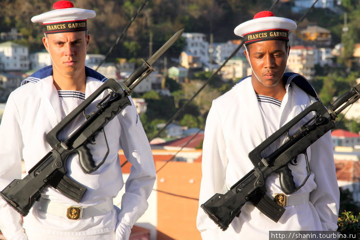 Два моряка с винтовками Сент-Джорджес, Гренада