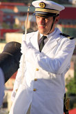 Офицер с французского корабля командует мини-парадом