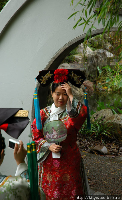 Китаянки фотографируются в национальных костюмах
