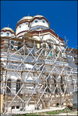 Пантелеймоновский собор, самый большой собор в монастыре, тоже реставрируется