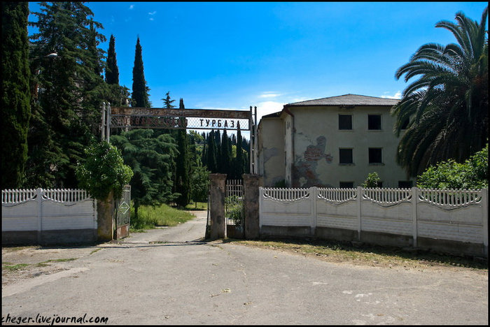 После Трех котлов прогулялся по Афону. 
Разрушенная турбаза Новый Афон, Абхазия
