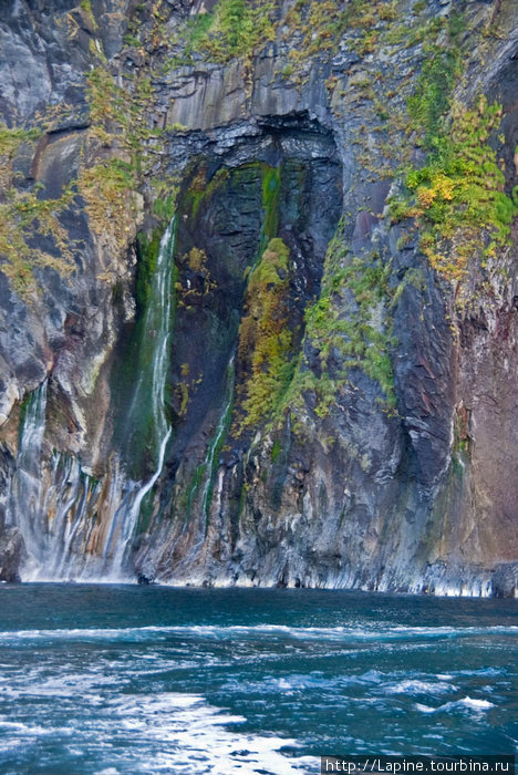 Скалы и водопады Национальный парк Сиретоко, Япония