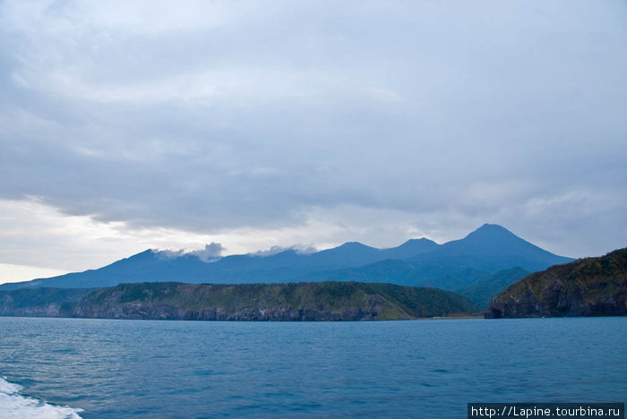 Вся горная цепь Сиретоко: от горы Ио (слева) до горы Раусу (справа) Национальный парк Сиретоко, Япония