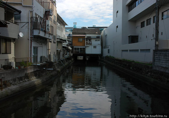 На одной из городских улиц обнаружился канал. Увадзима, Япония