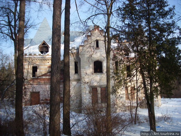 замок вид из парка Муромцево, Россия