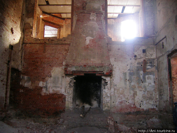 остатки камина, дымоход до сих пор рабочий Муромцево, Россия
