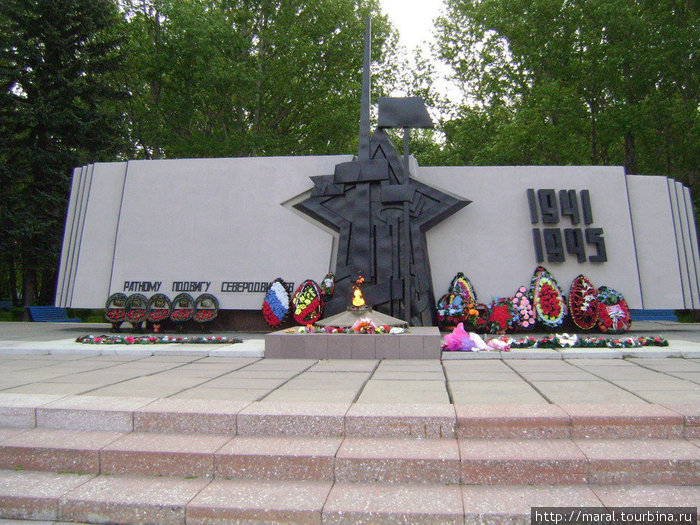 В городском сквере в минуте ходьбе от гостиницы расположен мемориал, посвящённый ратному и трудовому подвигу северодвинцев Северодвинск, Россия