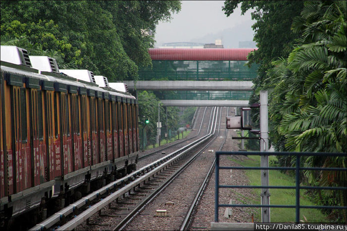 Старая линия метрополитена. Обслуживается машинистами. Куала-Лумпур, Малайзия