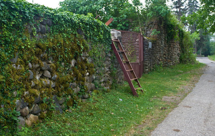 Вход исключительно через стену Очамчырский район, Абхазия