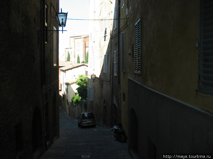 Узкие мощеные улицы Сиена, Италия