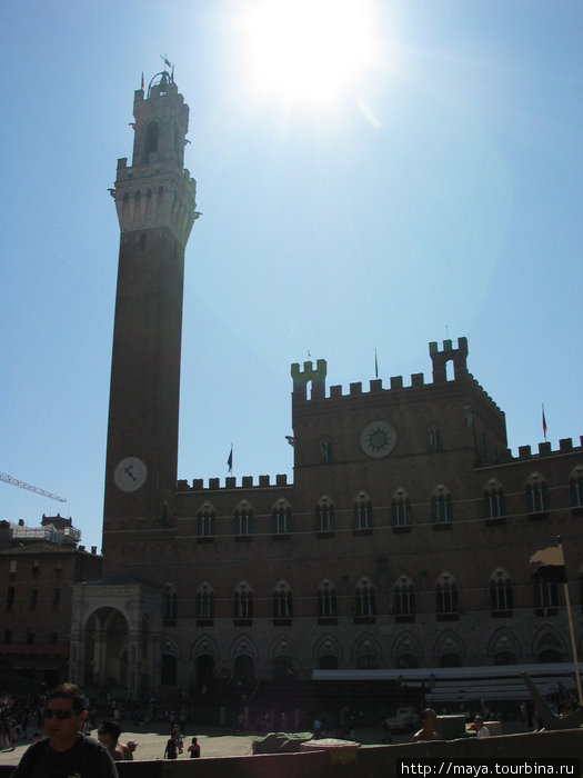 100-метровая башня над городской ратушей Сиена, Италия