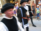 контрады в средневековых костюмах идут на парад