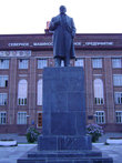 Памятник В.И. Ленину (6 ноября 1960 г., скульптор X. Б. Аскар-Сарыджа, архитектор Н.С. Яковлев) перед заводоуправлением ПО «Севмаш». Его бронзовый близнец установлен в 1959 г. в Рыбинске