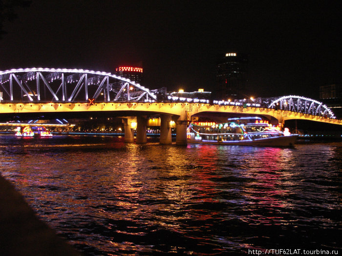 Прогулочное судно под мостом.Как и мост в огняж. Гуанчжоу, Китай