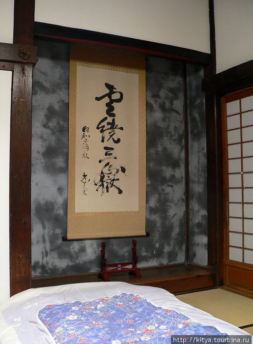 Комната с татами, футон на полу, подставка для меча. Ямагата, Япония
