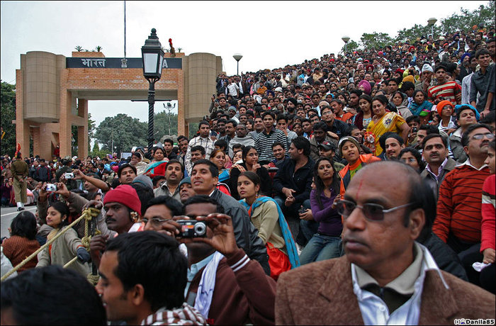А это зрители, собравшиеся посмотреть на ритуал. Амритсар, Индия