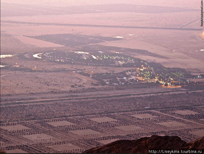 Оазис в пустыне и смая высокая гора ОАЭ Аль-Айн (Аль-Хили), ОАЭ