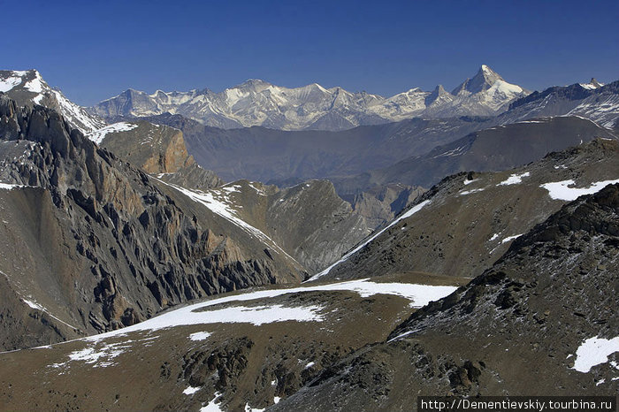 Вид на закрытую долину верхнего Dol Pa. Высоты, на которых пойдёт дальнейшее путешествие, будут варьироваться между 3900 и 4700, выглядя на фоне перевалов за 5500 сущей безделицей. Непал
