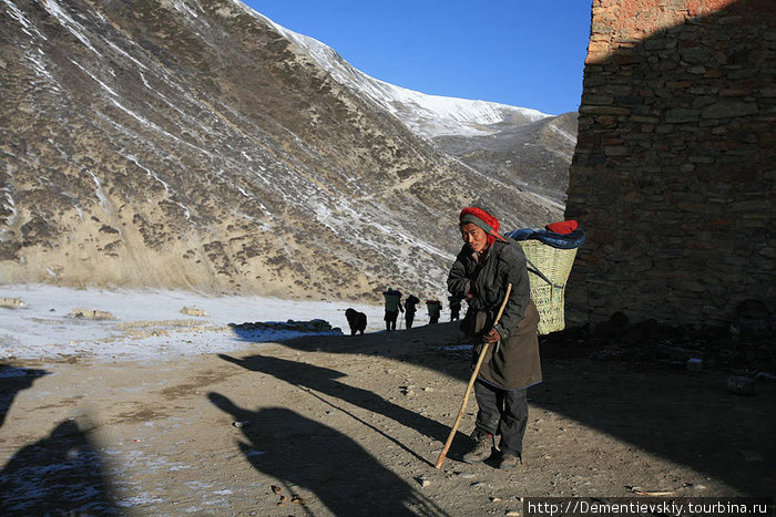 Лама шёл не один, с ним было ещё около десяти человек. Непал