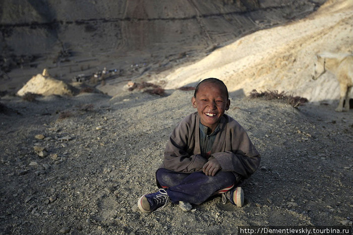 Этот мальчик присматривает за табуном лошадей. Работа не очень пыльная, лошади сами по себе, к закату возвращаются в деревню. Непал