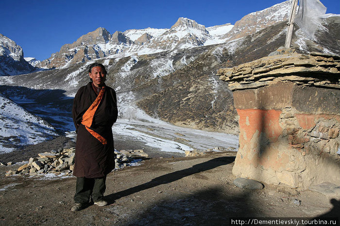 Нам открыли двери монастыря, которые, скорее, похожи на ворота крепости. Внутри было как в морозильнике — очень холодно... Непал