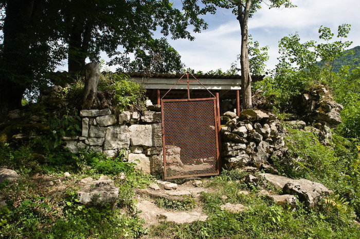 Вход к могиле Василиска Команы, Абхазия