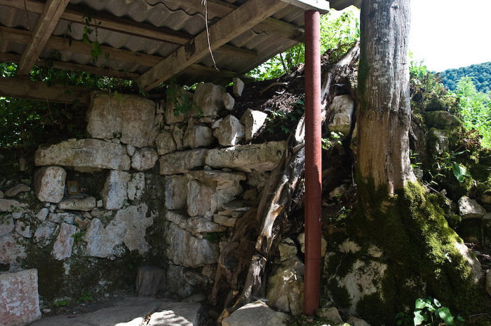 Могила огорожена оградой из тесанного камня Команы, Абхазия