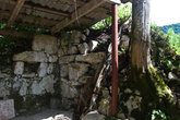 Могила огорожена оградой из тесанного камня
