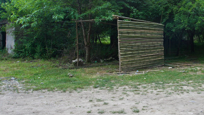Спустившись с горы вы увидите источник. Около него строится бамбуковая раздевалка Команы, Абхазия