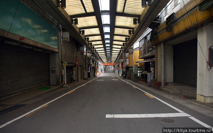 Так выглядит главная торговая улица провинциального города. Восемь часов утра, все ещё спят... Миёси, Япония