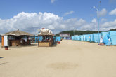 тоже база отдых, прямо на берегу моря, домики сделанны ввиде палаток.