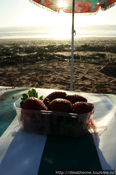цветастый грибок зонтика, лежак расписанный под узор моряцкой тельняшки, толика освежающих ягод и теперь заката можно ждать вечно :) Тагазут, Марокко