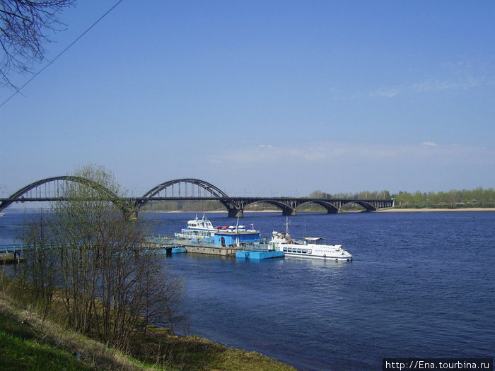 Волга и мост. Вид со старой набережной Рыбинск, Россия