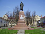 Ленин в зимнем прикиде на майском солнышке :)))