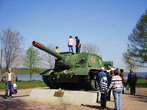 Военная техника в парке у мемориала Огонь Славы