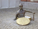 Памятник Слесарю у здания Рыбинского Водоканала