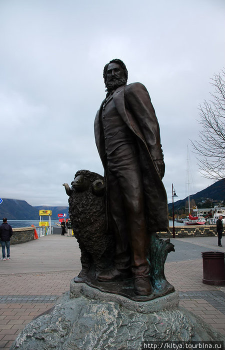 Памятник основателю Квинстауна. И его овце. Квинстаун, Новая Зеландия