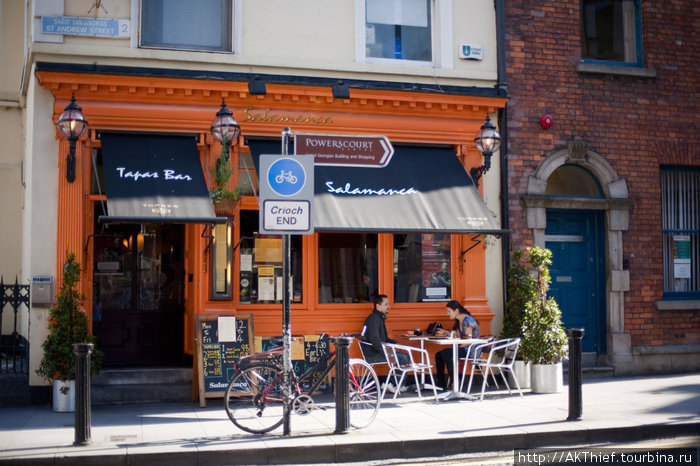 Такие же, как в Европе, кафе на первом этаже, велосипеды, ланчи и кофе. Дублин, Ирландия