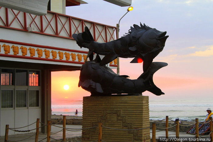 Памятник главной добыче живущих на океане, на закате рыба ловится лучше Перу